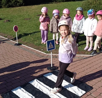 Gabrysia z grupy Świętokrzyskie Nuteczki na przejściu dla pieszych