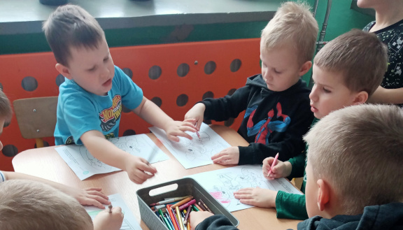 Dzieci kolorują obrazki z Fenkiem