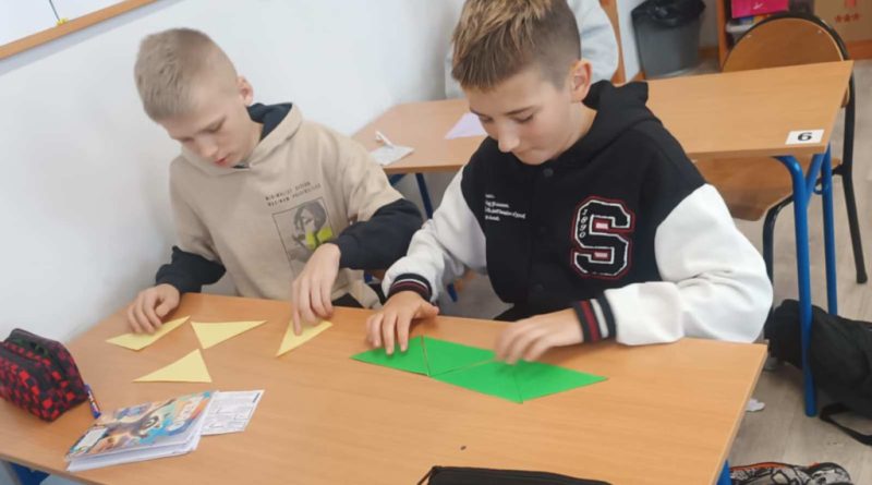 chłopcy z klasy szóstej układają równoległoboki