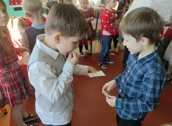 Razem przy wigilijnym opłatku.