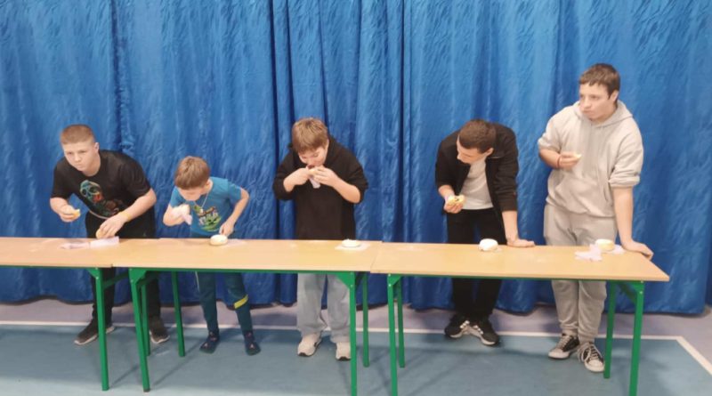 chłopcy jedzą pączka na czas