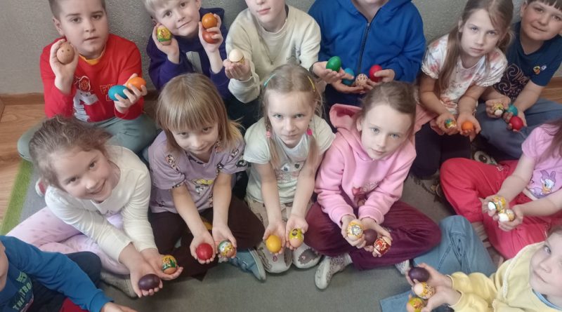 dzieci z grupy świętokrzyskie nutki z pisankami