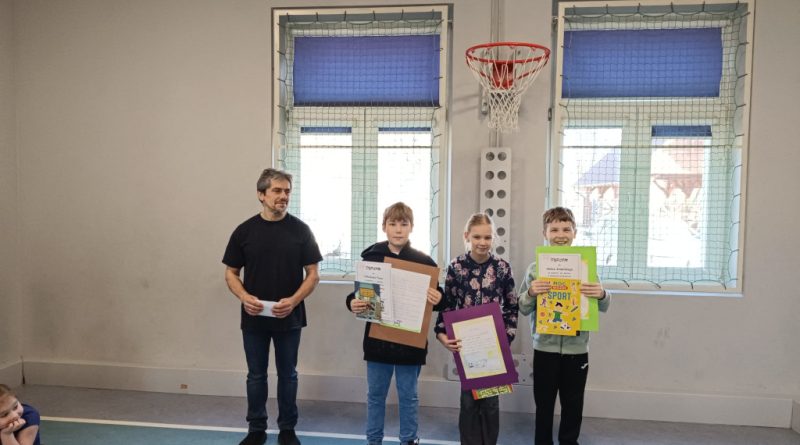 Nagrodzeni uczniowie z panem dyrektorem