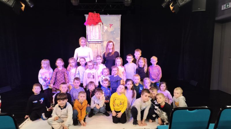 cała grupa przedszkolna w teatrze