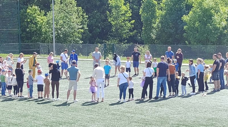 rodzice z grup przedszkolnych podczas wspólnego tańca z dziećmi