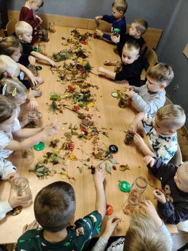Dzieci z grupy Pszczółki podczas warsztatów