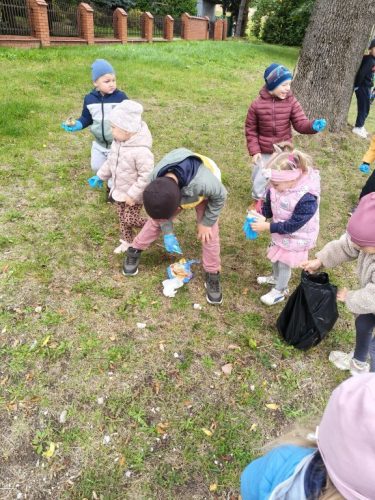 Dzieci z grup Pszczółki i Świętokrzyskie Nutki podczas sprzątania 