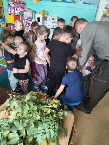 Dzieci z grupy Pszczółki oraz Świętokrzyskie Nutki wraz z panem leśniczym pan Michałem Zegadło 