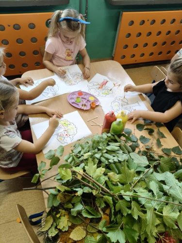 Wykonanie prac plastycznych, na zdjęciu dziewczynki z grupy Pszczółki