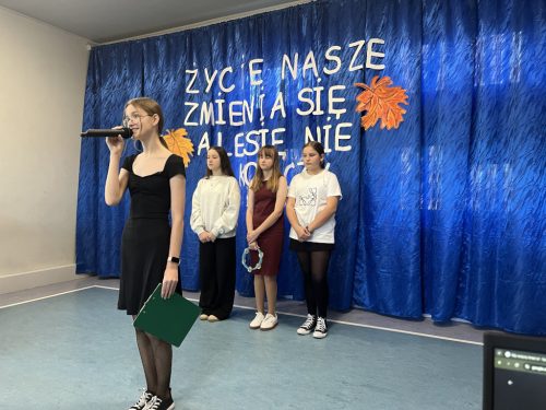 Śpiew Pioseneczki przez uczennice klasy VIII i VII