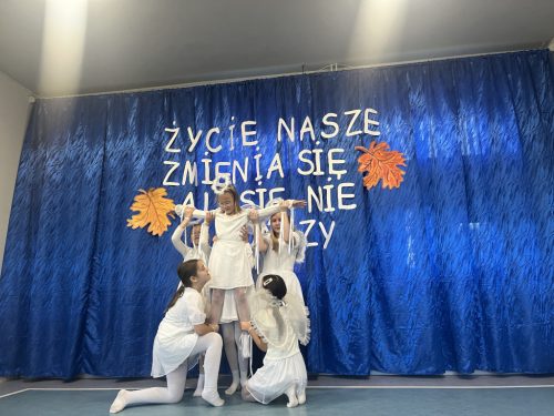 Taniec aniołów w wykonaniu uczennic z klasy IV