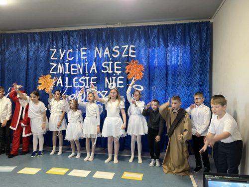 Wspólny zabawa ze śpiewem piosenki- Święty uśmiechnięty