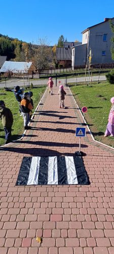 dzieci z grupy Świętokrzyskie Nuteczki podczas nauki korzystania z bezpieczeństwa na drodze