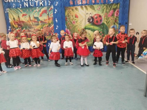Przedszkolaki śpiewają piosenkę 