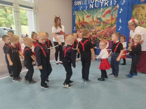 Taniec Biedronek z gumą 