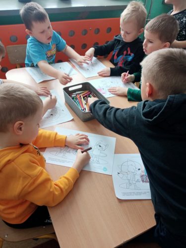 Dzieci kolorują obrazki z Fenkiem