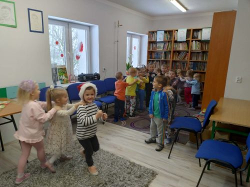 Radosna zabawa w bibliotece 