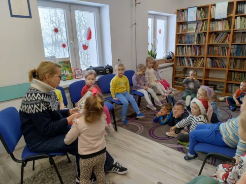 Dzieci słuchają opowiadania 