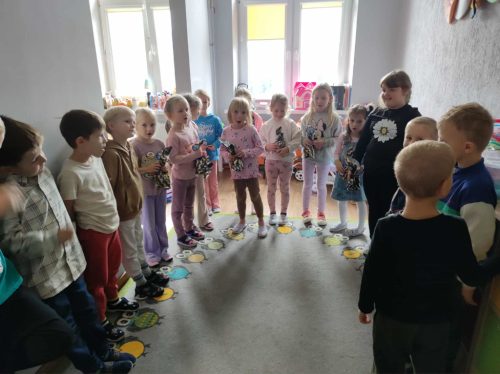 na zdjęciu dzieci z grupy Świętokrzyskie nuteczki wręczające prezenty