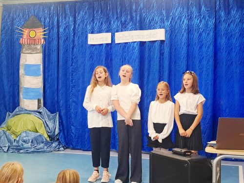 Uczennice klasy czwartej śpiewają piosenkę