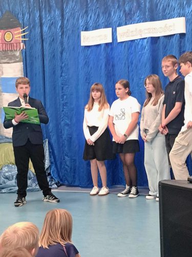 Uczniowie klasy szóstej i siódmej odgrywają swoje role