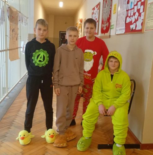 uczniowie klasy szóstej - Dzień Piżamy