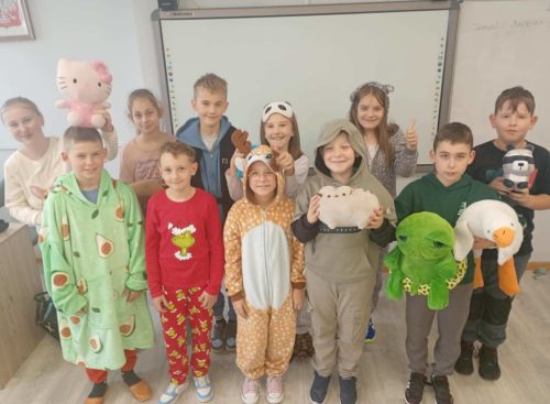 uczniowie klasy czwartej - Dzień Piżamy