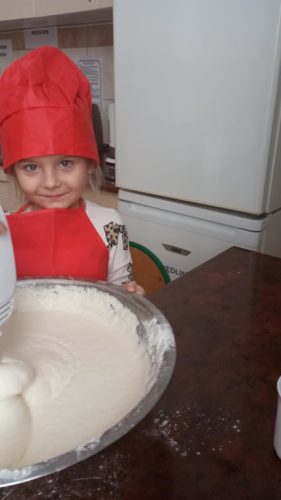 Laura przygotowuje ciasto 