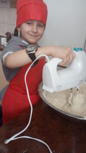 Aleksander miesza ciasto 