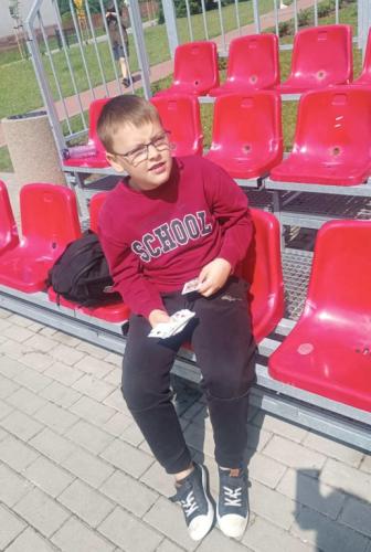 Kacper z kartami do gry