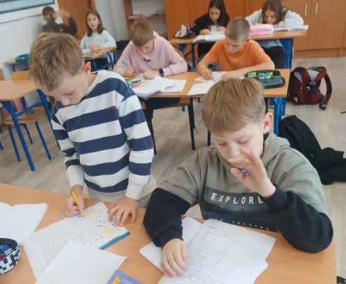 Klasa czwarta podczas rozwiązywania zadań