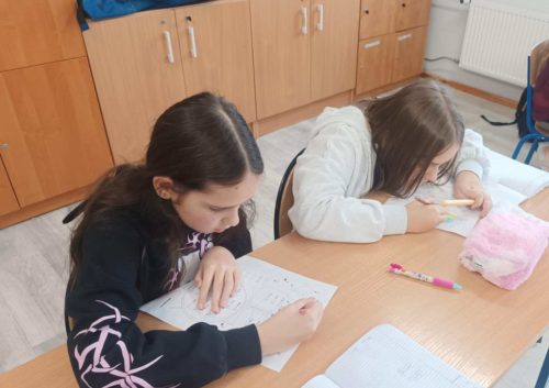 uczennice klasy czwartej podczas rozwiązywania zadań