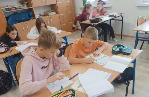 klasa czwarta rozwiązuje rebusy z tabliczką mnożenia