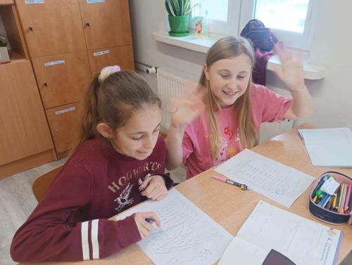 uczennice rozwiązują rebusy z tabliczką mnożenia