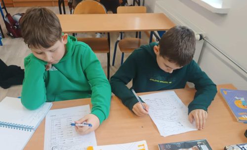 chłopcy z klasy czwartej podczas pracy