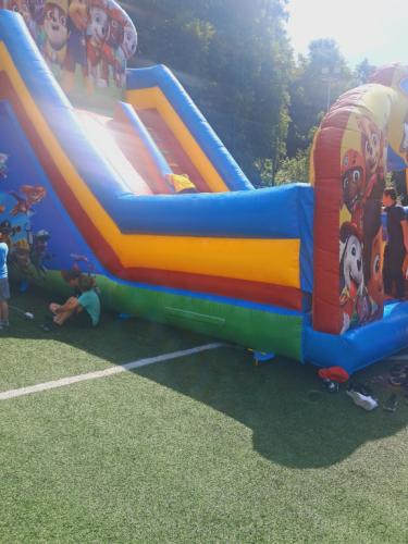 Dmuchana zjeżdżalnia na boisku.