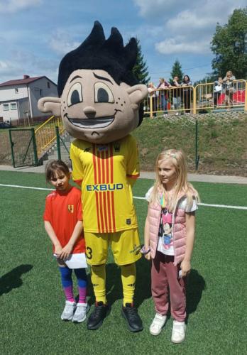 Scyzio z dziewczynkami z pierwszej klasy