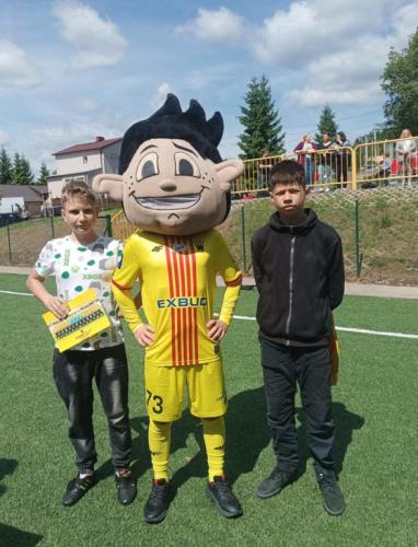 Scyzio z uczniami klasy ósmej i szóstej