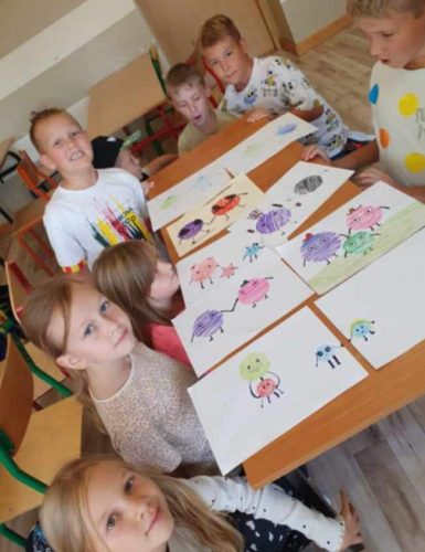 Uczniowie klasy III rysują Kropciaki