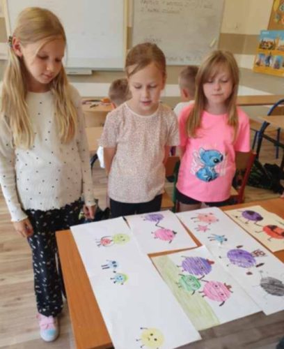 Dziewczynki z klasy trzeciej i ich dzieła
