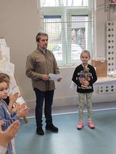 Hania przyjmuje gratulacje od Pana Dyrektora