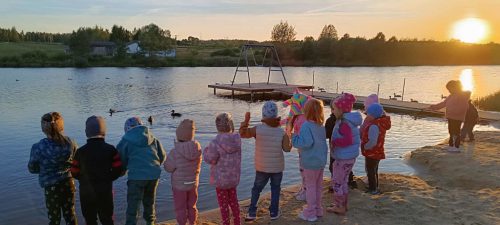 dzieci z grupy przedszkolnej na spacerze nad zalewem 