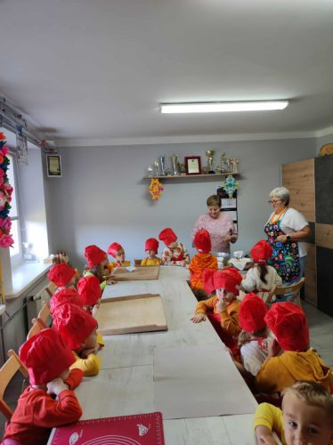 Przewodnicząca KGW rozmawia z dziećmi 