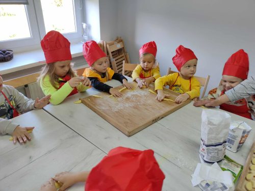 Grupa skupiona na formowaniu długich wałków 