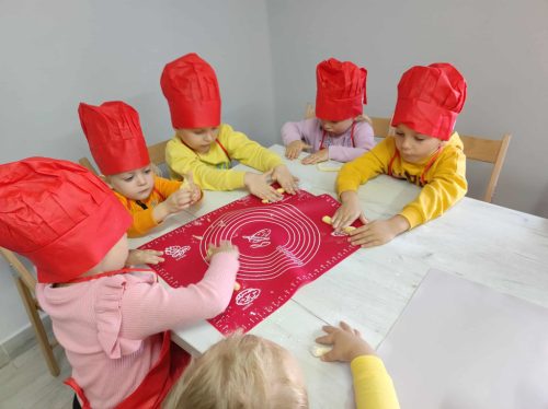 Dzieci formują wałki z ciasta 