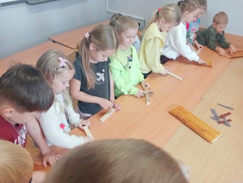 dzieci z grupy Świętokrzyskie nuteczki podczas wykonywania pracy budowania karmnika