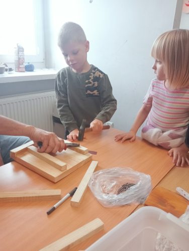 Maja i Mikołaj podczas pracy wykonywania budowania karmnika