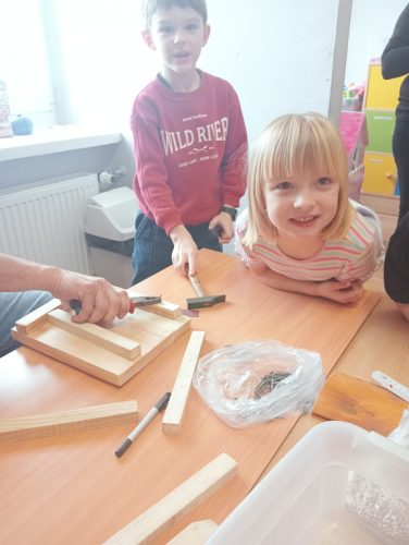 Mikołaj podczas wykonywania pracy z karmnikiem