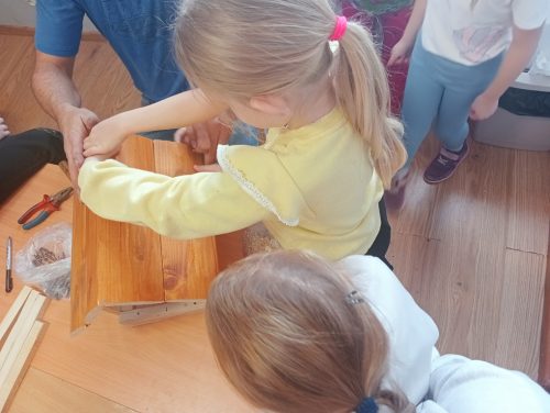 Gabrysia podczas wykonywania karmnika 