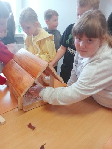 Marysia Gabrysia i Leon podczas pracy robienia karmnika 